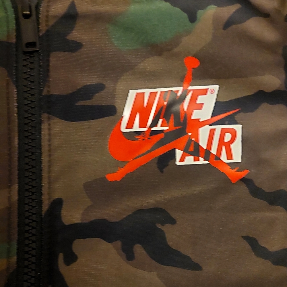 Nike Boys zip-up Camouflage jacket size 6/7. Smoke free Pet free